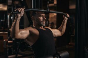 Uomo over 40 che allena i dorsali in palestra