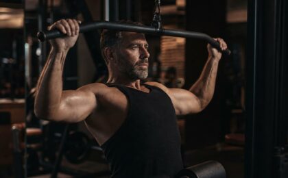 Uomo over 40 che allena i dorsali in palestra