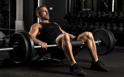 Uomo over 40 che allena i glutei in palestra
