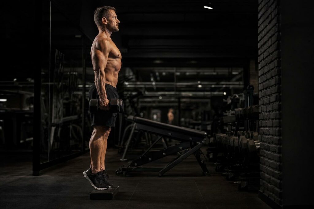 Uomo over 40 che allena i polpacci in palestra