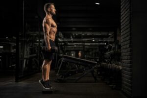 Uomo over 40 che allena i polpacci in palestra