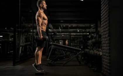 Uomo over 40 che allena i polpacci in palestra